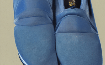 Limpiar los zapatos regularmente usando métodos suaves evita los daños y mantiene su apariencia.